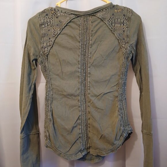FREE PEOPLE Shell Lace Henley T-shirt Top XS Green Scoop neck Gold Coast LS - Picture 6 of 12